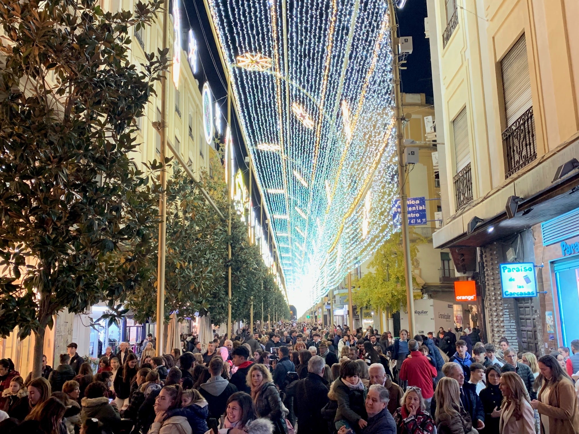 La calle Cruz Conde ya luce iluminada