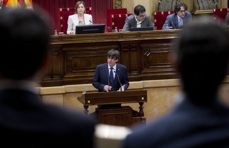 El presidente de la Generalitat, Carles Puigdemont, durante una intervención ante el pleno del Parlament