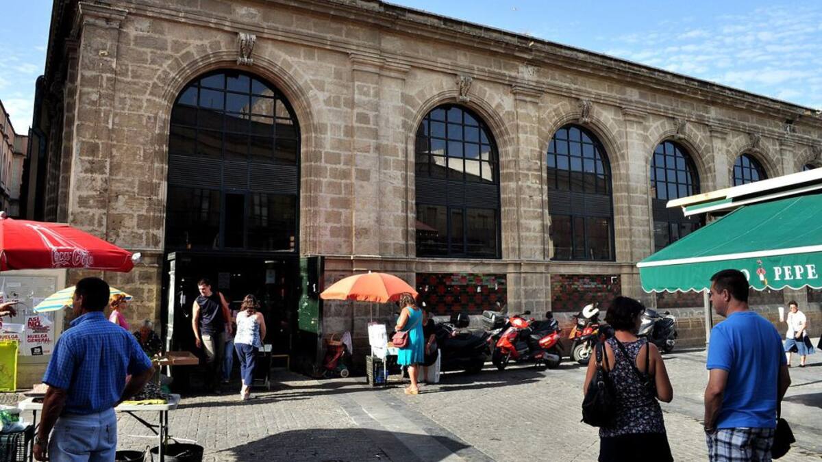 El Mercado de Abastos de Jerez funciona con normalidad tras el positivo del mozo