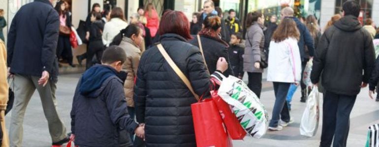 Gente paseando con sus compras en Navidad