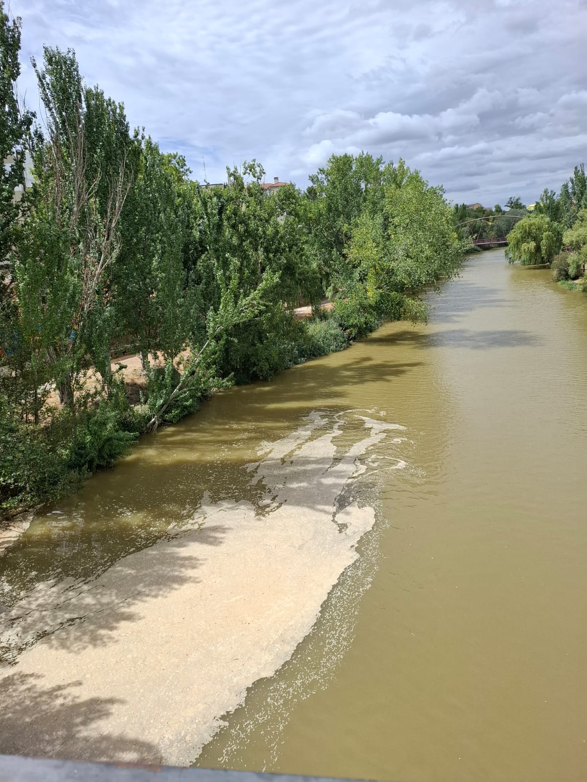 La mancha era claramente visible desde el Puente Duero