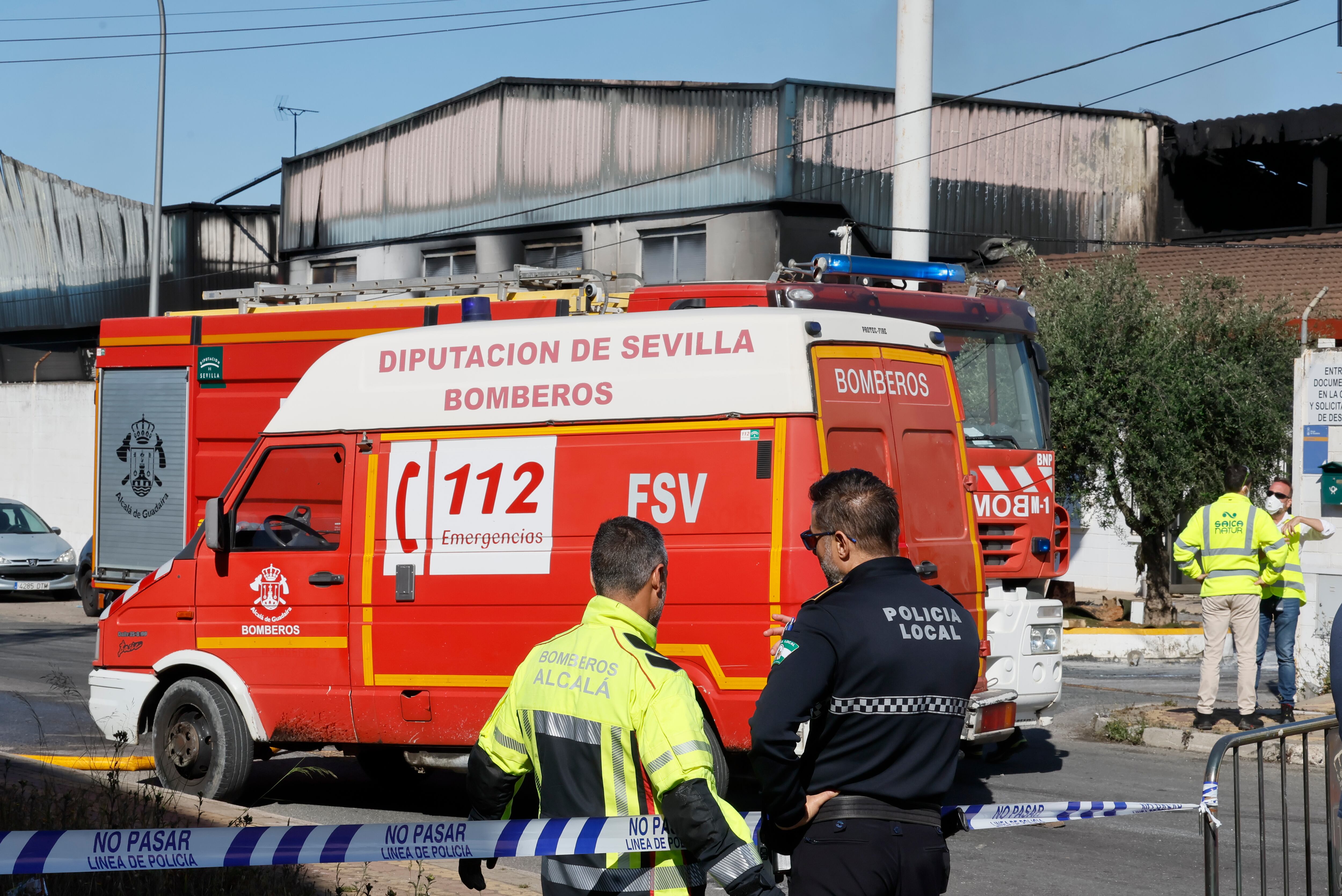 ALCALÁ DE GUADAÍRA (SEVILLA), 15/05/2025.- Situación este jueves tras la explosión provocada a consecuencia de un incendio de una nave de productos químicos de Alcalá de Guadaíra (Sevilla) ayer, miércoles. La Junta de Andalucía ha desactivado a las 08:29 horas el Plan Territorial de Emergencias de Protección Civil al quedar &quot;totalmente confinado&quot; el incendi y no existir ya riesgo para la población fuera del perímetro. EFE/ José Manuel Vidal
