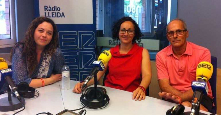 D'esquerra a dreta Mònica Nieves, directora de l'Hospital de dia Miquel Martí i Pol; Laura Aguilar i Antonio Trepat, pacients afectats.