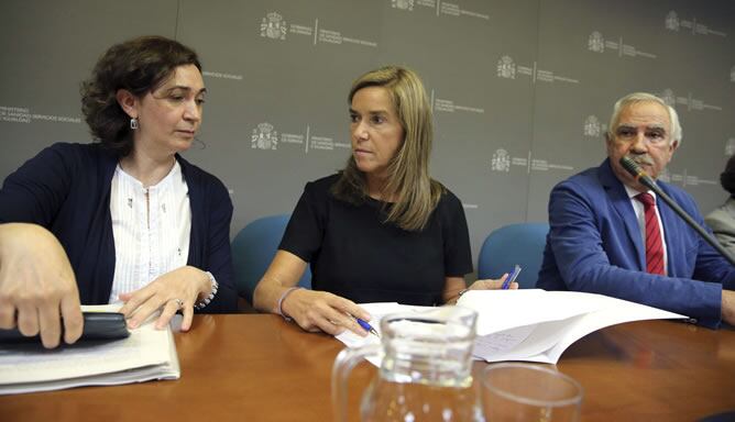 a ministra de Sanidad, Ana Mato (c), junto a la directora general de Salud Pública, Mercedes Vinuesa (i), y el director general de Atención Primaria de la Comunidad de Madrid, Antonio Alemany (d), durante la rueda de prensa que ha ofrecido en la sede del 