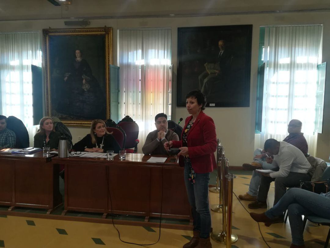 Elvira Ramírez (UGT) en su intervención durante un Pleno Municipal de Linares.