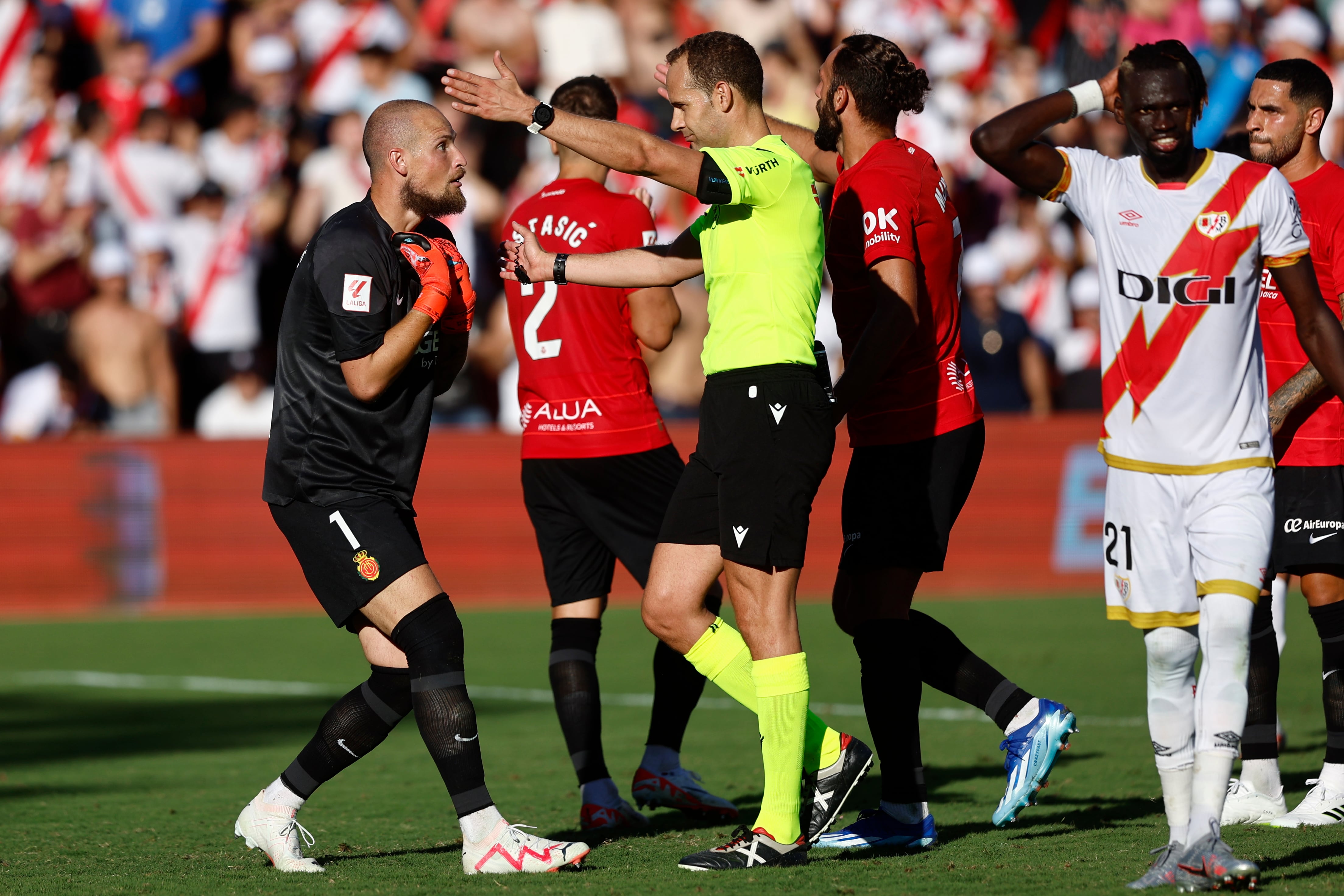 MADRID 30/09/2023.- El árbitro Mario Melero (c) ordena repetir el lanzamiento del penalti durante el partido correspondiente a la jornada 8 de LaLiga EA Sports que enfrenta al Rayo Vallecano y RCD Mallorca este sábado en el Campo de Fútbol de Vallecas. EFE/Rodrigo Jiménez