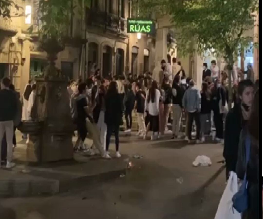 Personas celebrando el final del estado de alarma en la Praza da Verdurta 