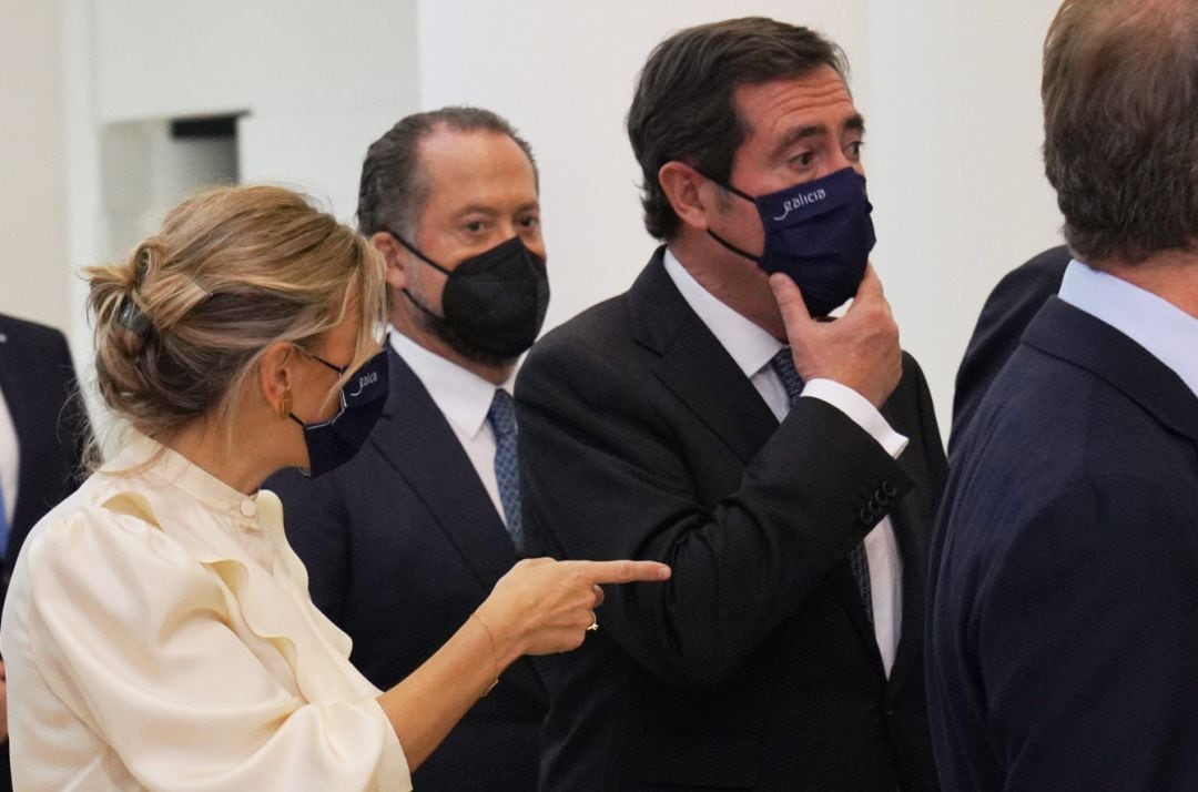 La vicepresidenta segunda del Gobierno y ministra de Trabajo, Yolanda Díaz; el presidente de CEOE, Antonio Garamendi; el presidente de la Xunta, Alberto Núñez Feijóo; y el Rey Felipe VI.