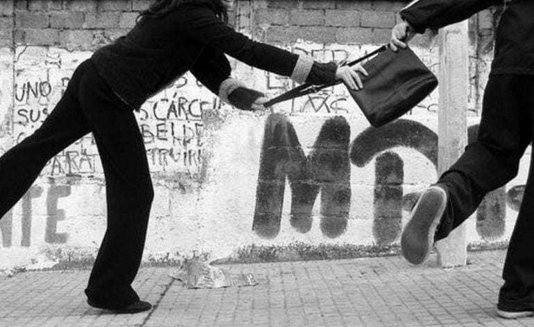 El detenido se apropió de un bolso e intentó llevarse otro por el procedimiento del tirón