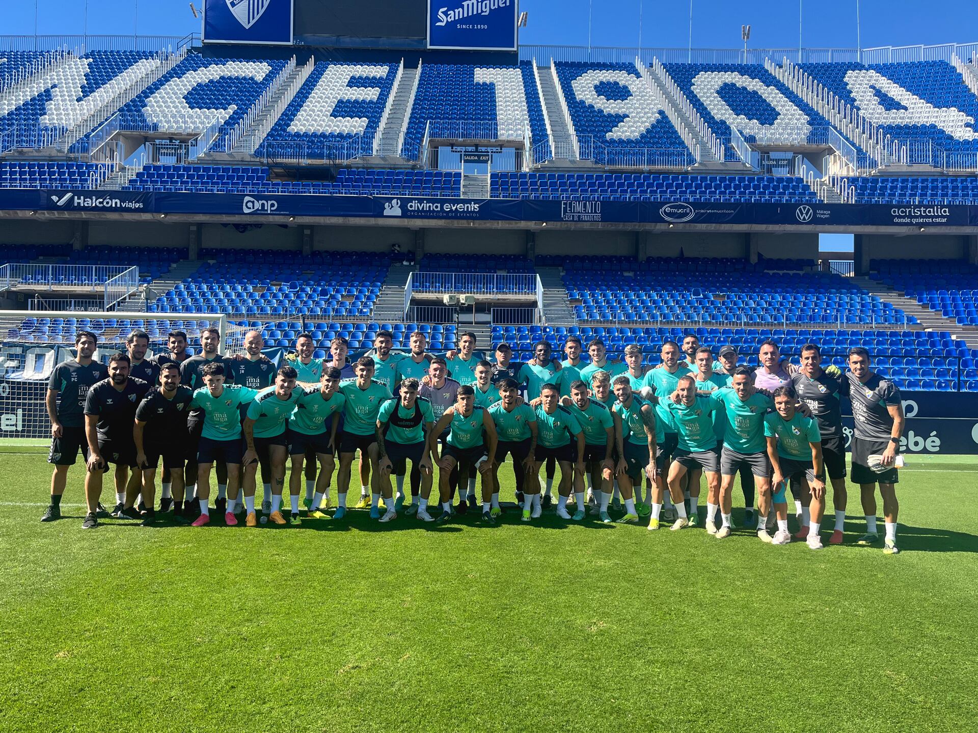 Los jugadores del Málaga posaron tras el último entrenamiento en La Rosaleda