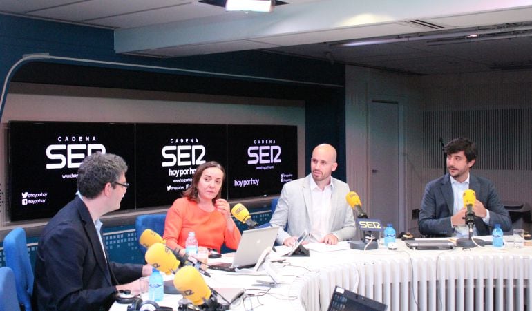 Pepa Bueno modera un debate económico, de izquierda a derecha, entre Álvaro Nadal (PP). Nacho Álvarez (Podemos), Toni Roldán (Ciudadanos) y, desde los estudios de Radio Murcia, Pedro Saura (PSOE)