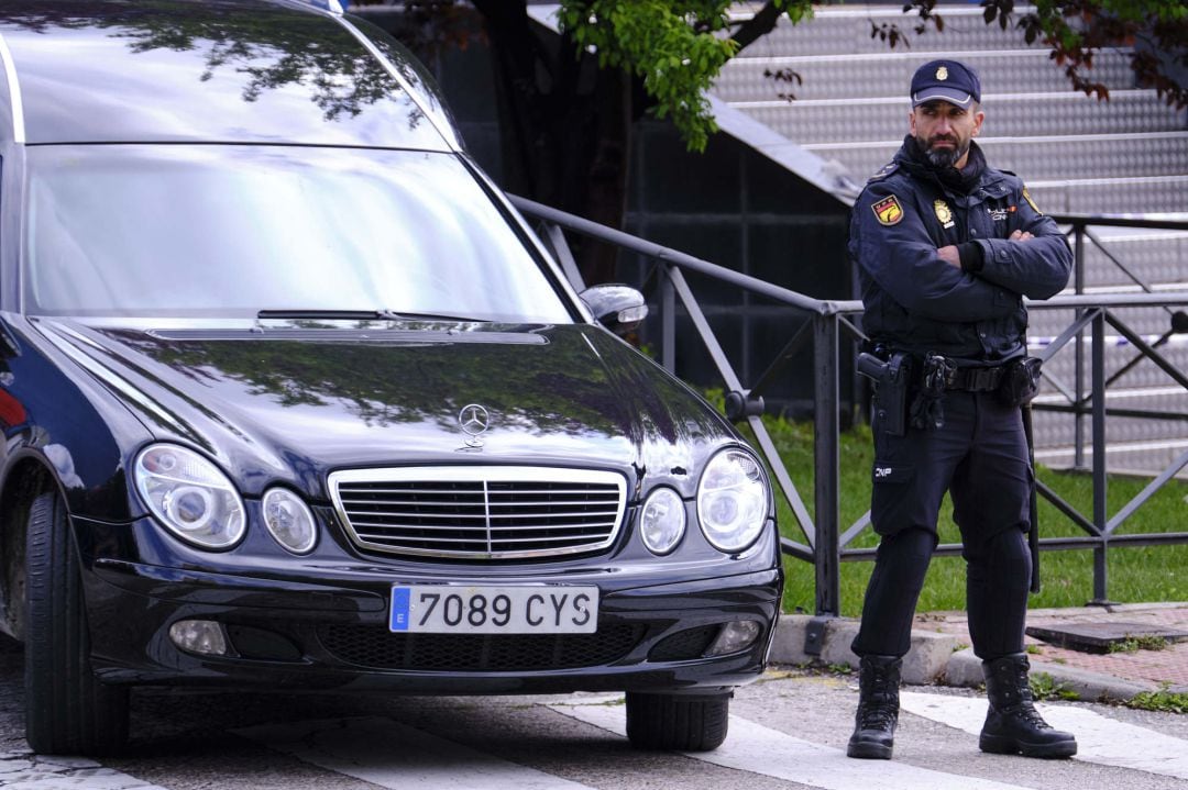 Un agente de policía en la entrada del Palacio de Hielo, en Madrid