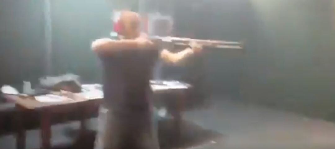 Un hombre dispara contra fotos de miembros del Gobierno.