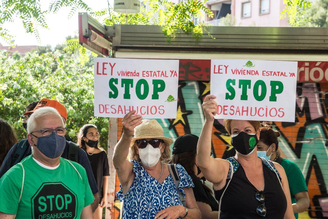 Imagen de archivo de una protesta contra los desahucios en Barcelona.