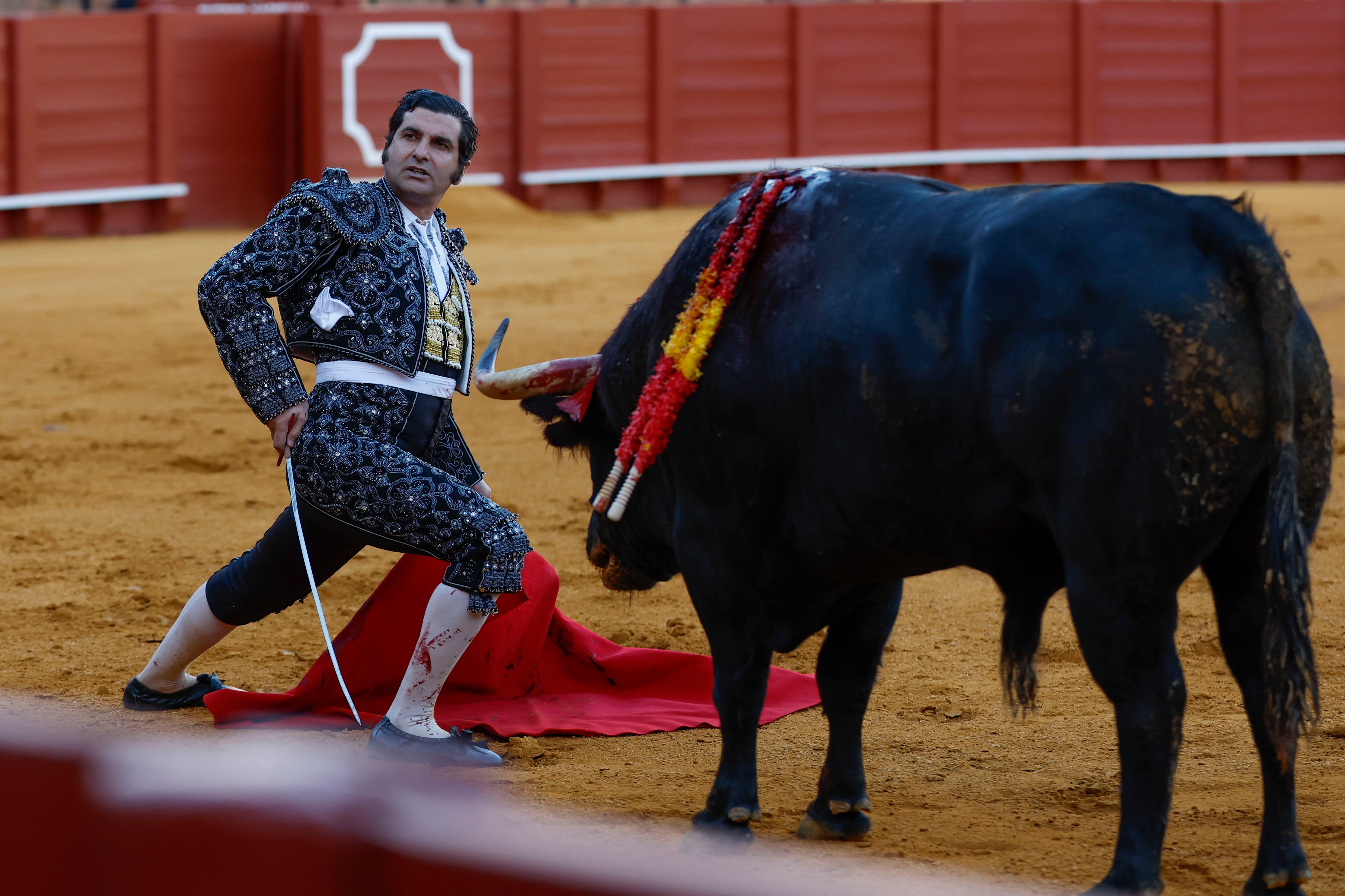 SEVILLA, 05/04/2026.- El diestro Morante de la Puebla durante la corrida de este domingo en la plaza de toros de La Maestranza de Sevilla, en la que completan cartel el peruano Roca Rey y David de Miranda. EFE/ Julio Muñoz
