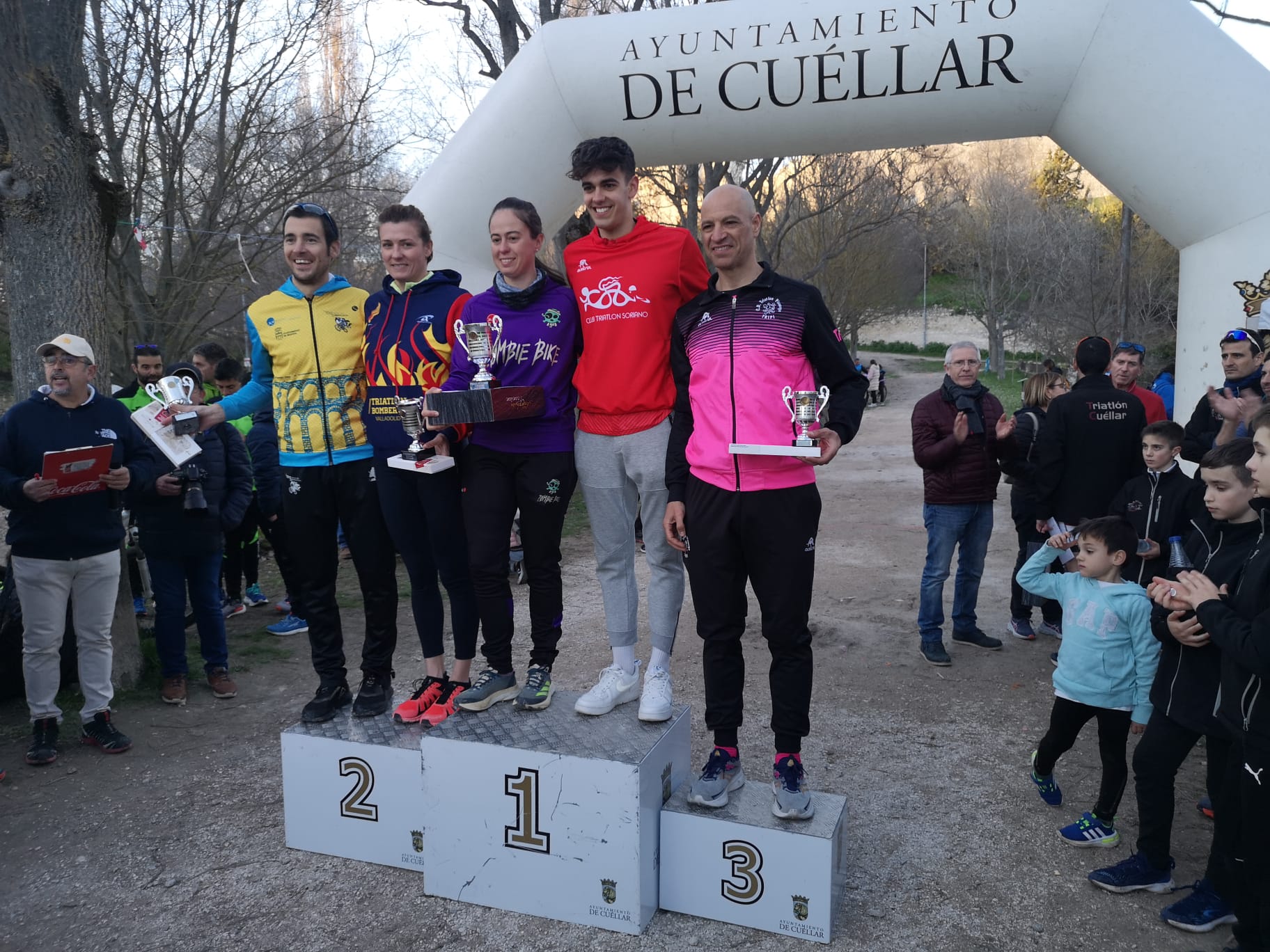 Sergio Correa, en lo más alto del podio del Duatlón de Cuéllar.