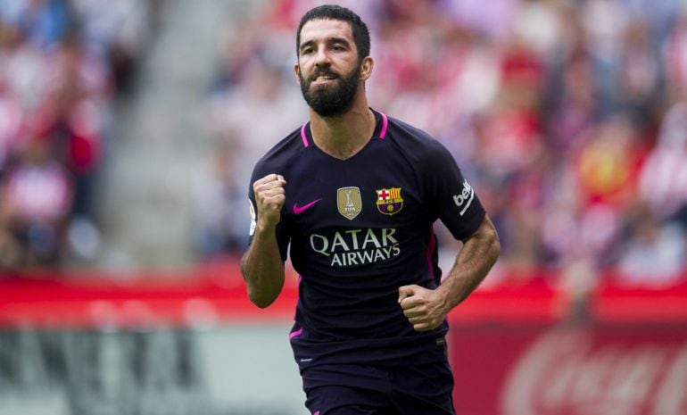 Arda Turan durante el partido ante el Sporting 