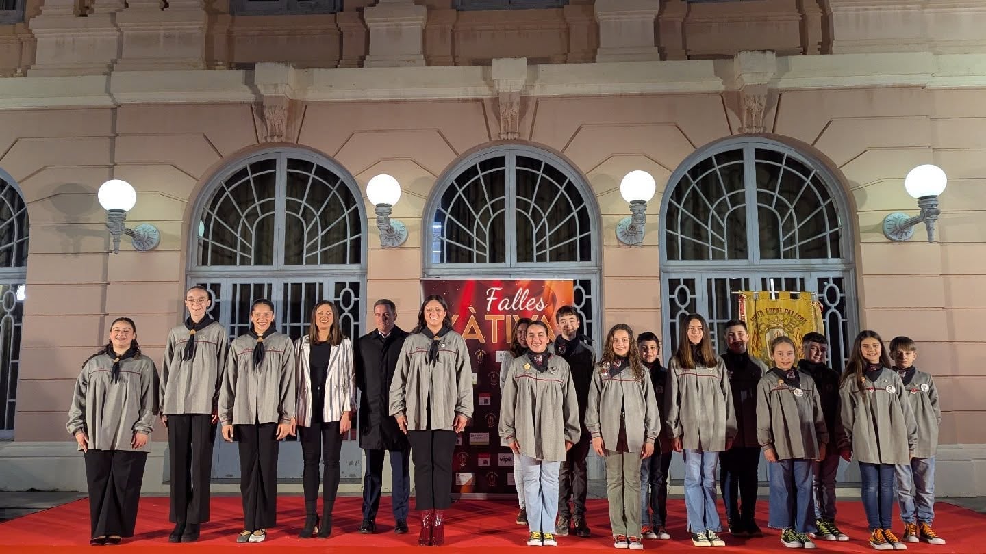 Foto de familia en la exposición del Ninot 2025. Fuente: Junta Local Fallera Xàtiva