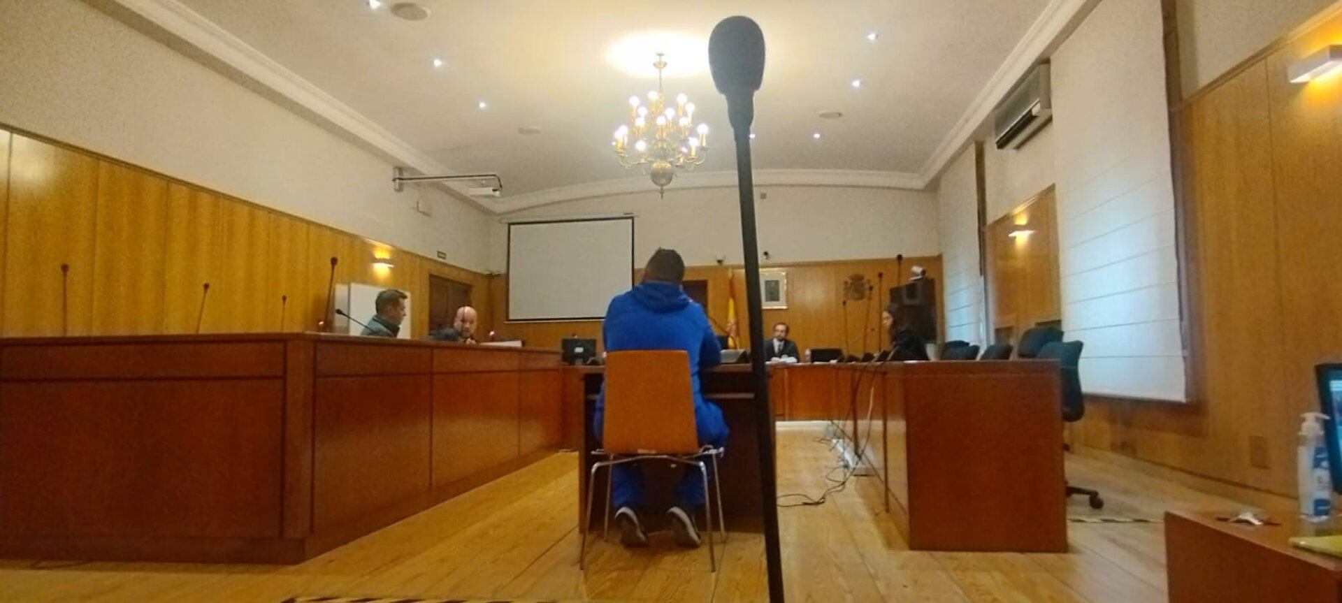 28/10/2025 Trib.- El acusado de dirigirse a una camarera en términos de "puta negra" asegura que solo la llamó "maleducada".
Fiscalía de Valladolid ha mantenido este martes su petición de un año y tres meses de cárcel para A.P, el varón al que acusa de haber proferido insultos racistas contra una camarera de una sidrería de la capital a la que, según considera probado, llamó "puta negra", entre otros improperios, por la tardanza en servirle la ración de zamburiñas que había pedido.
POLITICA CASTILLA Y LEÓN ESPAÑA EUROPA VALLADOLID JUSTICIA