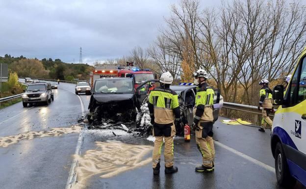 La colisión ha sido frontal. Los conductores han quedado atrapados