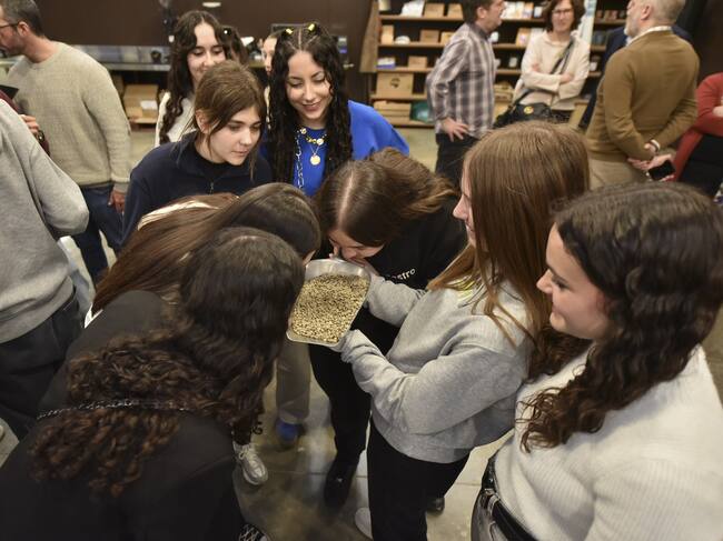 Alumnos de Graus durante la visita a Eboca