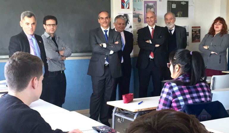 Rafael van Grieken, consejero de Educación, ha visitado el IES Ángel Corella para conocer las experiencias de los alumnos en el programa Erasmus+, entre otros proyectos bilingües del centro