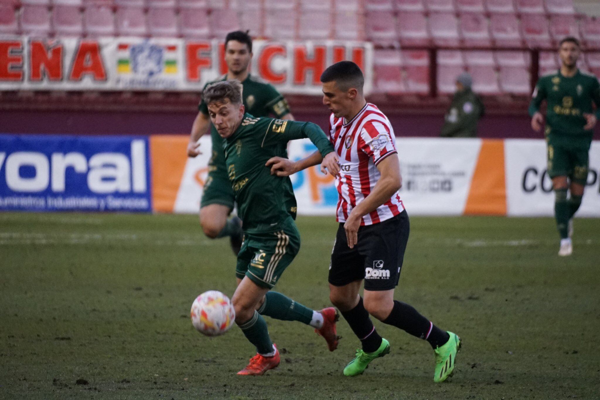 Loren Burón peleando el balón