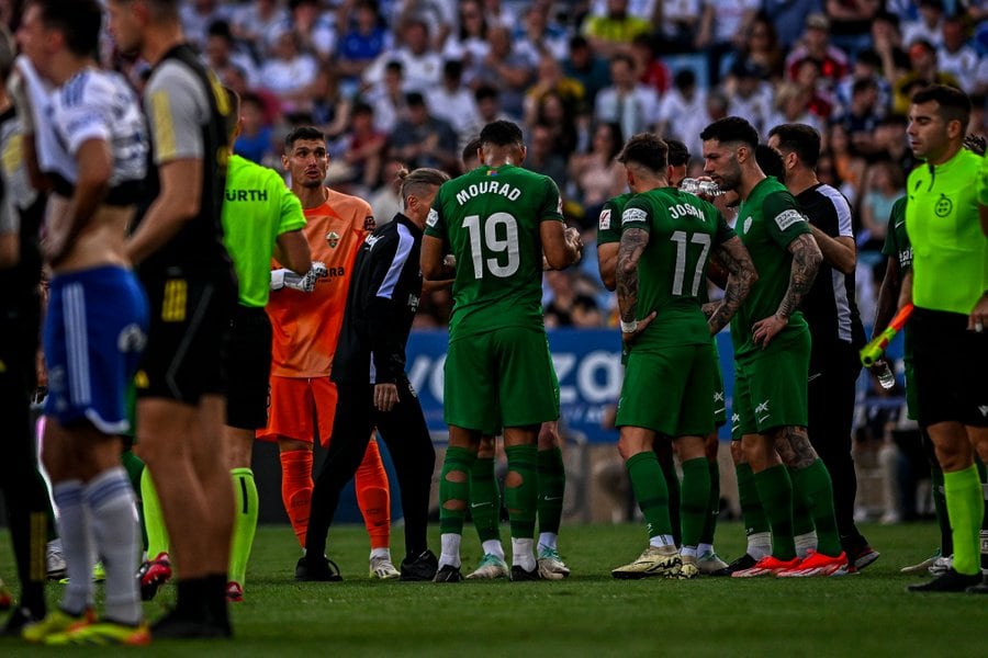 Beccacece habla con los jugadores del Elche durante una pausa para la hidratación