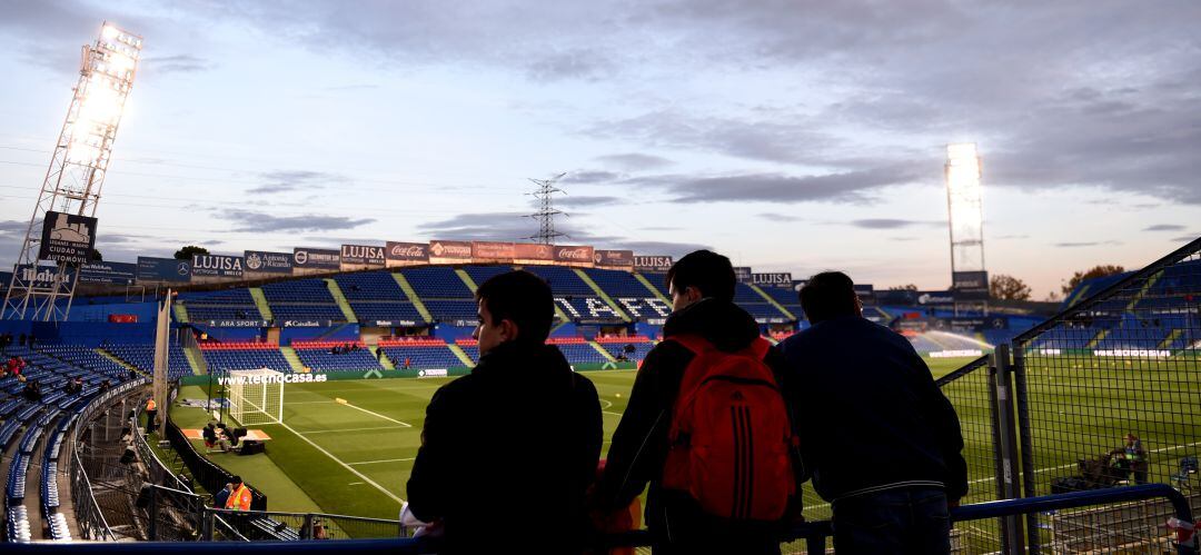Varios aficionados contemplan el Coliseum practicamente vacío antes de un encuentro de LaLiga esta temporada.
