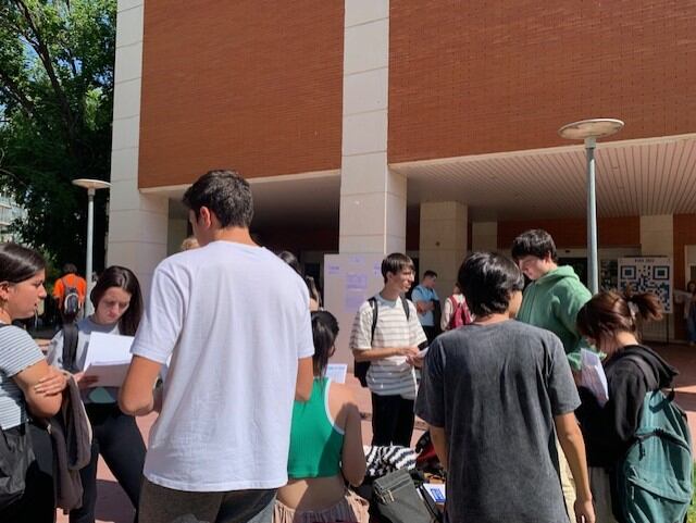 Alumnos tras el primer examen EvAU/Foto  SER GU