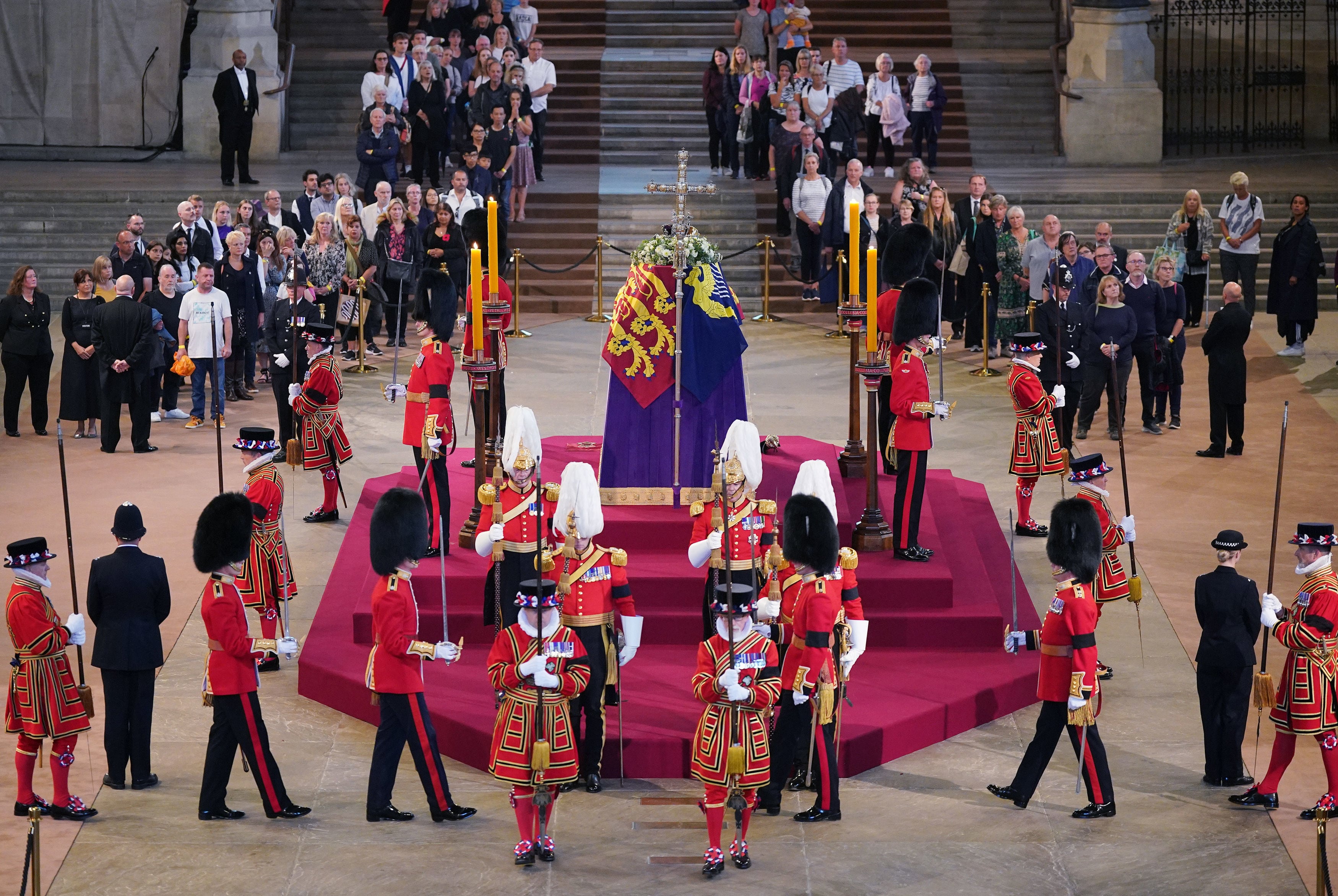 Ciudadanos visitan la capilla ardiente de la reina Isabel II en Westminster.