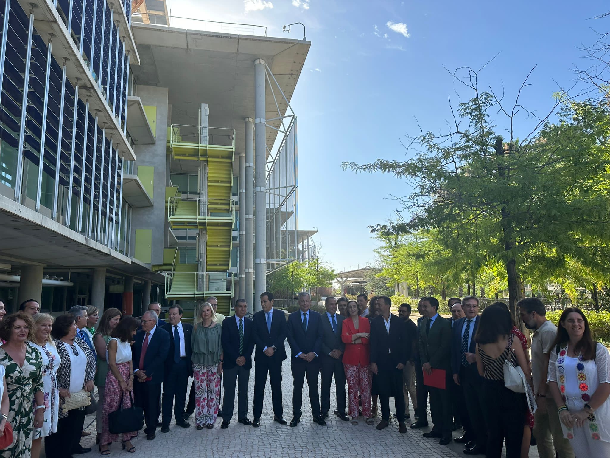 Autoridades junto al edificio A del Campus Palmas Altas, donde se ubicará la futura Ciudad de la Justicia.