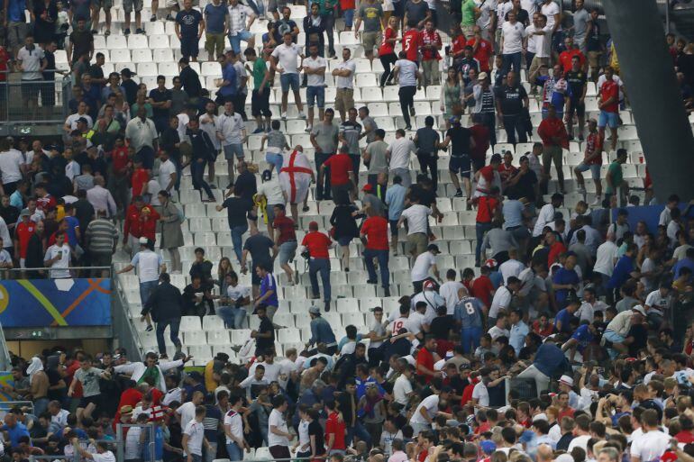 Aficionados ingleses tratan de huir de los fans rusos en el estadio de Vélodrome de Marsella