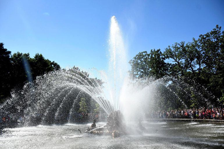 Momento del encedido de la fuente el canastillo dentro de los juegos de agua de las fuentes monumentales del Palacio Real de La Granja (Segovia), con motivo de la festividad de Santiago Apostol