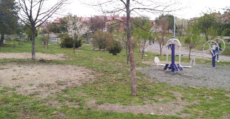 En la zona se han instalado varios elementos metálicos de gimnasia