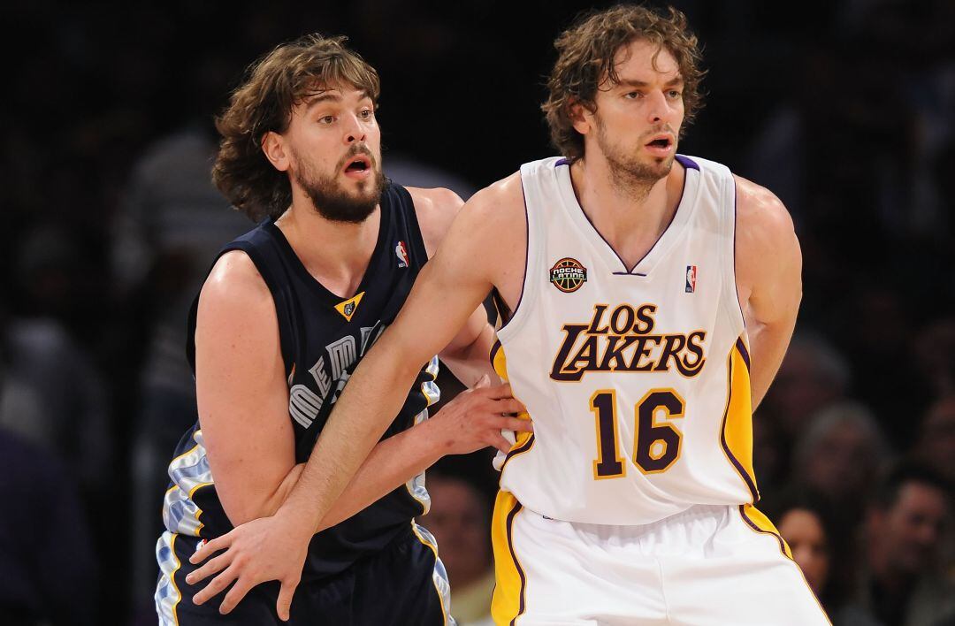 Marc y Pau Gasol, en un partido con entre los Grizzlies y los Lakers.