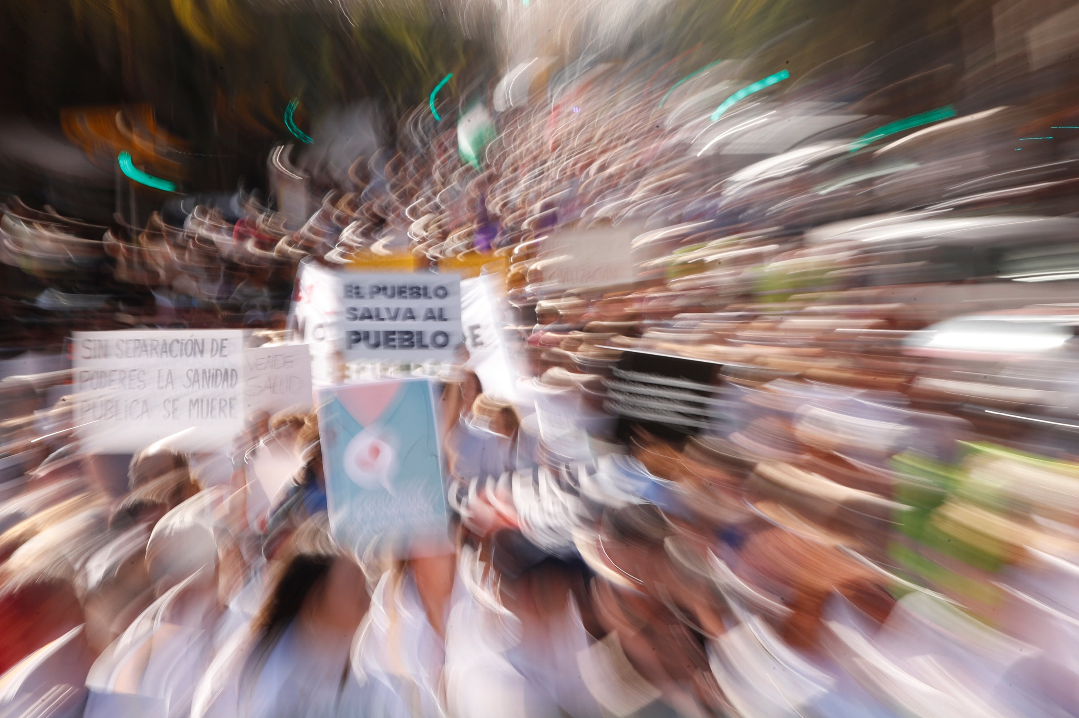 -Vista de la manifestación convocada por Marea Blanca en defensa de la sanidad pública, este sábado en Málaga.-EFE/Jorge Zapata