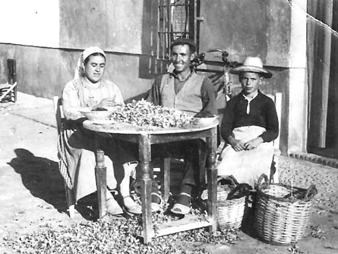 Familia mondando rosa en Villafranca de los Caballeros