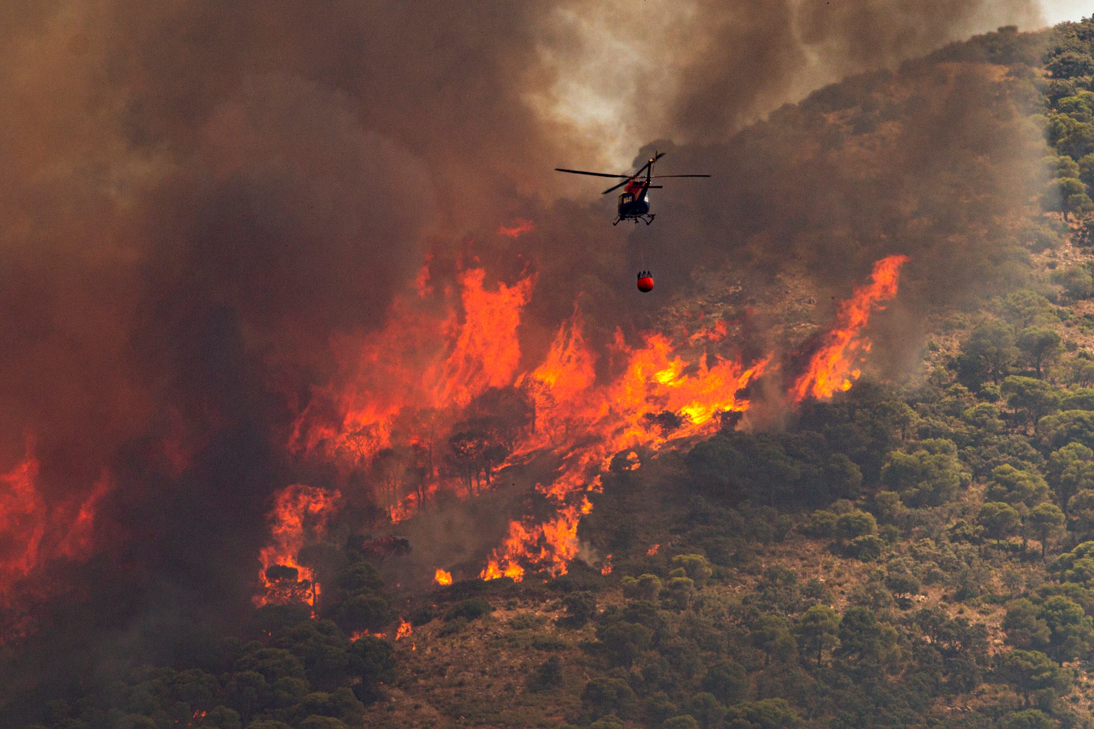 Un helicóptero trabaja en las tareas de extinción de un incendio.