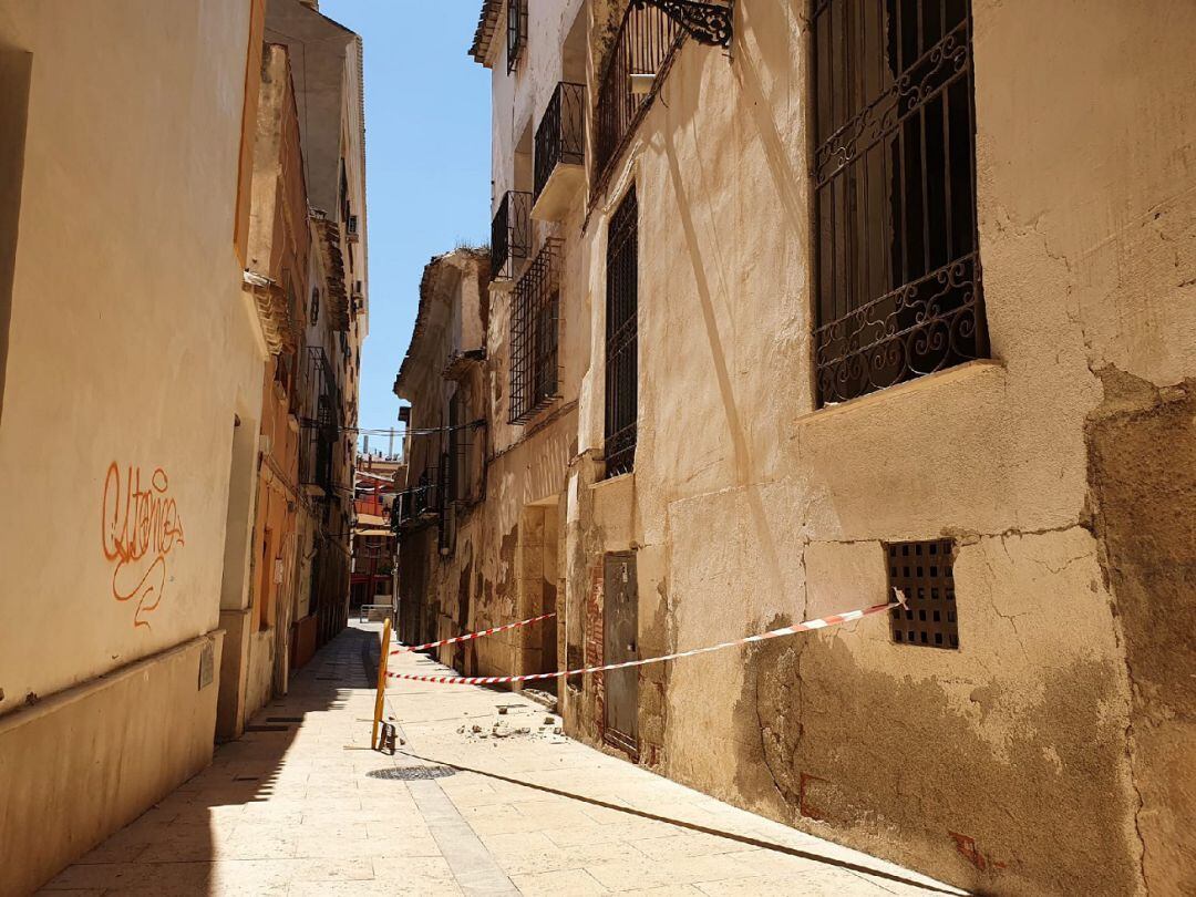 Desprendimiento de algunos cascotes en la fachada de un inmueble de la calle Fernando V.