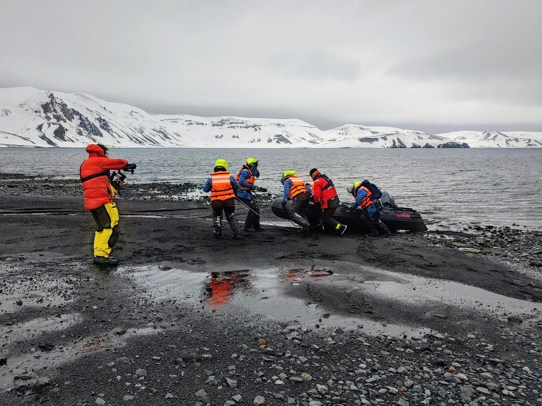 Las expedicionarias desembarcan en Isla Decepción