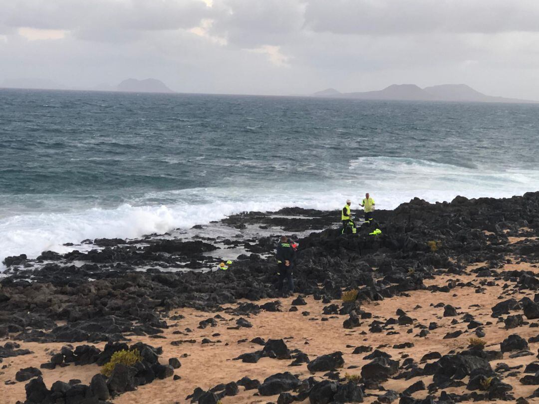 Los servicios de emergencia realizando tareas de búsqueda en la costa de Caleta de Caballo este jueves.