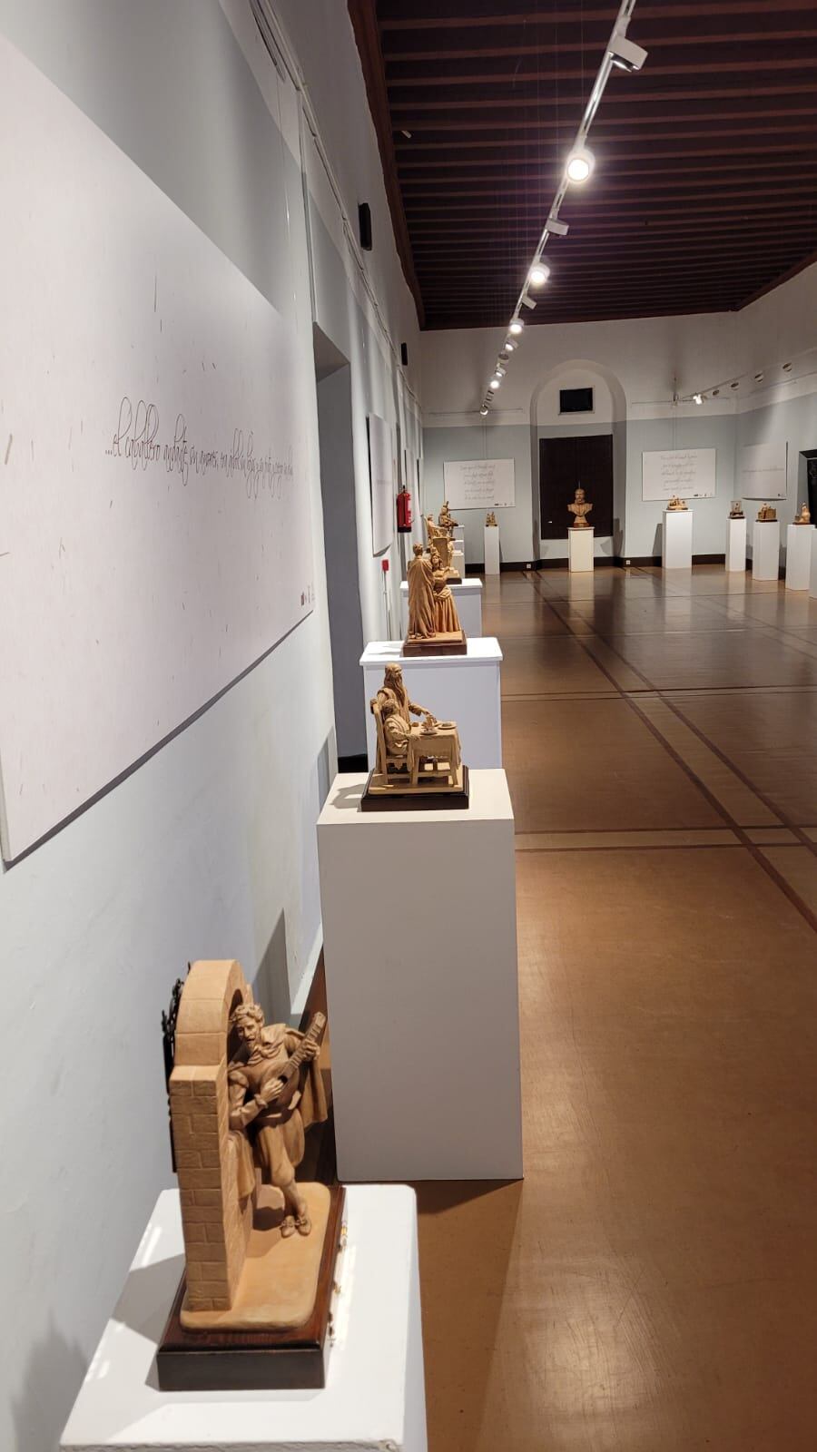 Exposición de 'Quijotes' en el Hospital de Santiago de Úbeda.