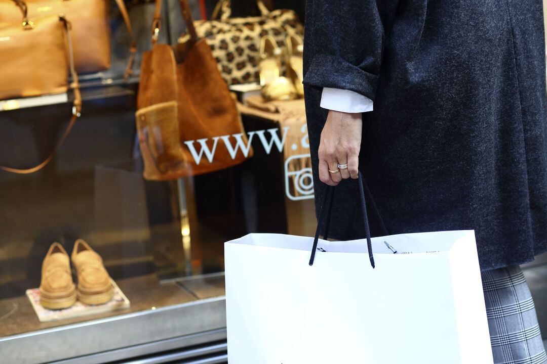 Una mujer observa el escaparate de una tienda de San Sebastián. 