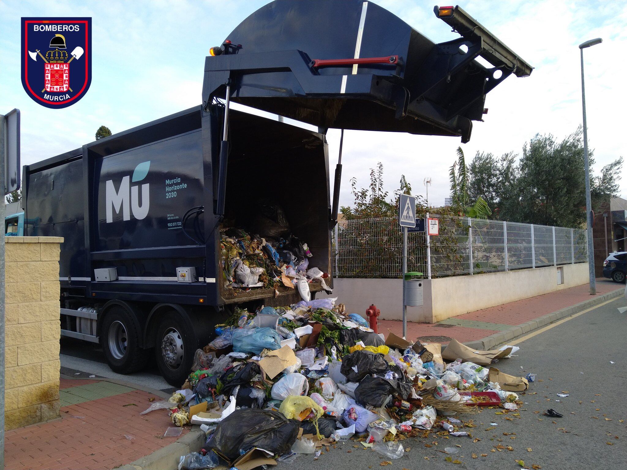 Camión de basura del que ha sido rescatado un joven en Casillas (Murcia)