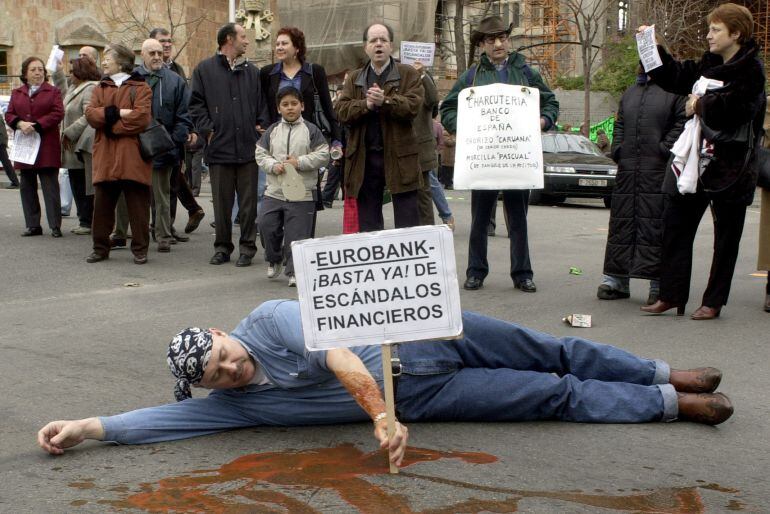 Varios afectados por la crisis de Eurobank se concentraron en 2003 ante el templo de la Sagrada Familia en Barcelona para protestar por la situación en que se encontraban