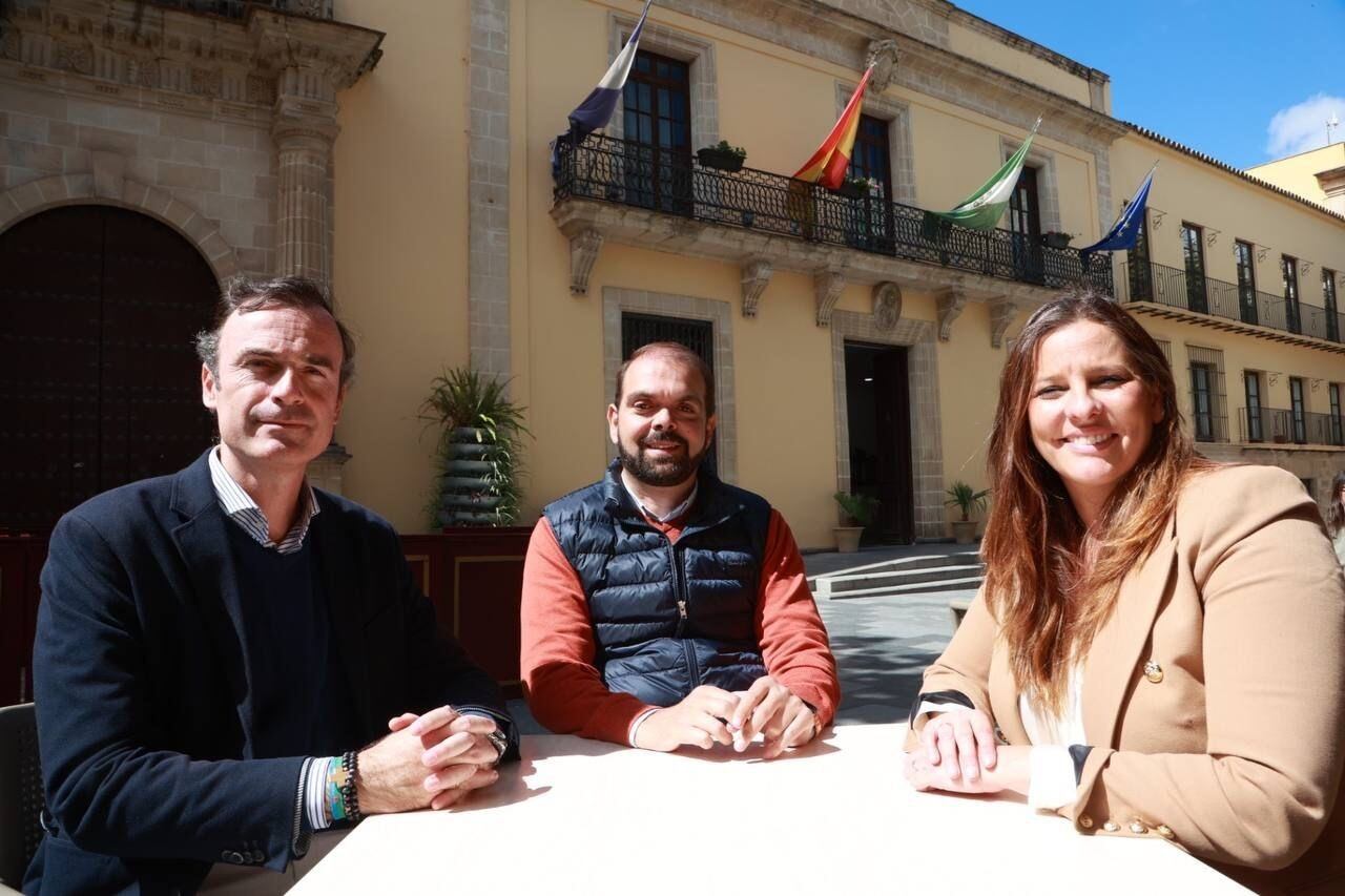 Méndez, Zuasti y Brazo a las puertas del Ayuntamiento de Jerez