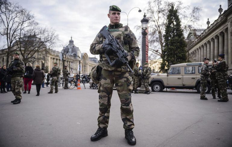 Francia desplegará unos 60.000 agentes de policía para garantizar la seguridad durante la Nochevieja.