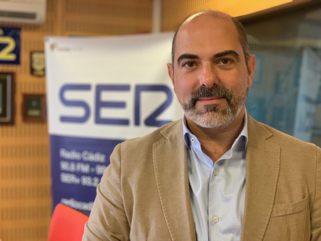 El diputado del área de Desarrollo Local, en el estudio central de Radio Cádiz