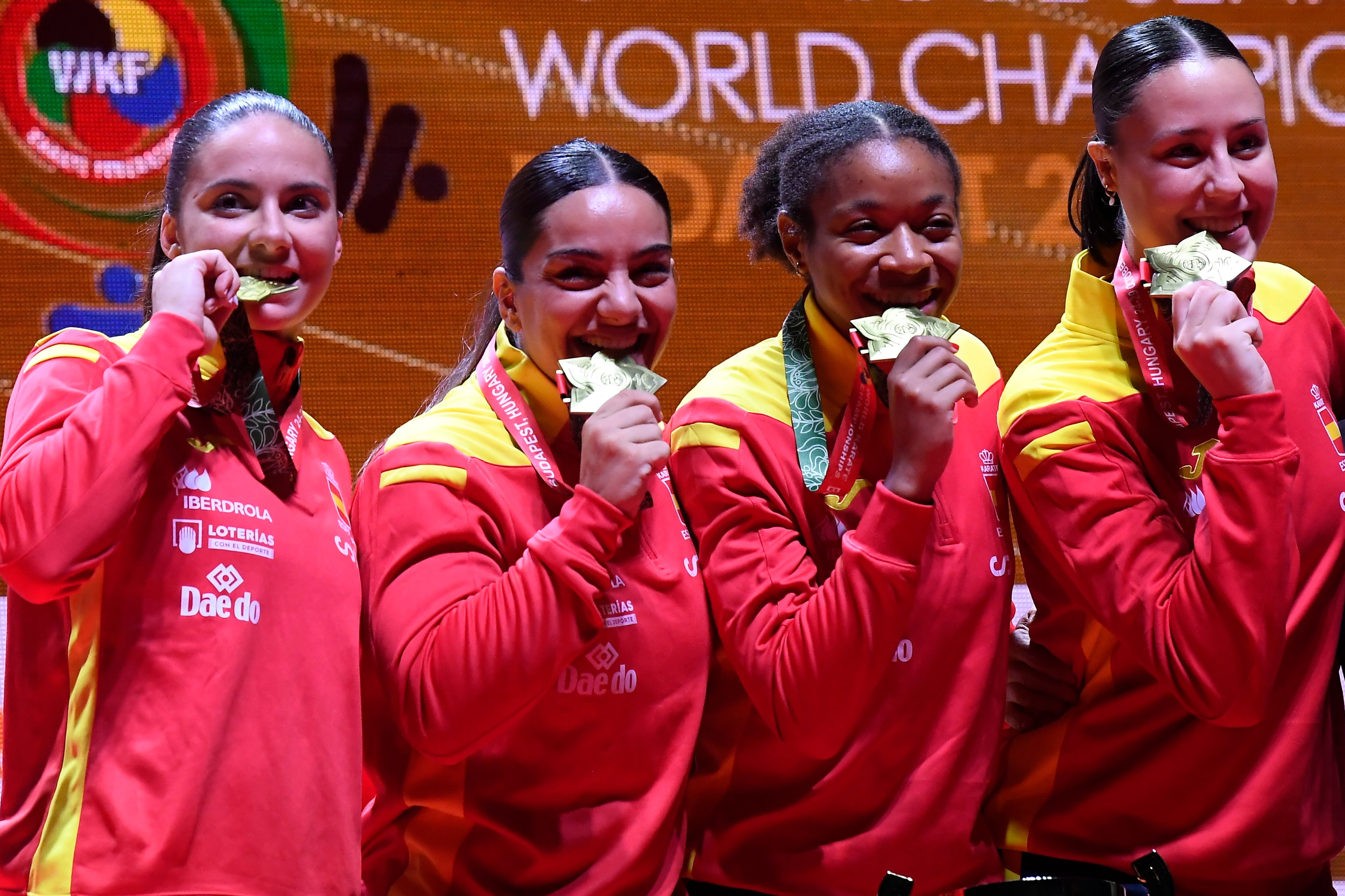 Budapest (Hungary), 29/10/2023.- (L-R) Gold medalist Carlota Fernandez, Maria Torres, Isabel Nieto and Adriana Gil Alvarez of Spain celebrate during the medal ceremony after they won against Japan in the final match of women&#039;s team kumite competition the 26th WKF World Karate Championships in Papp Laszlo Sports Arena in Budapest, Hungary, 29 October 2023. (Hungría, Japón, España) EFE/EPA/TAMAS KOVACS HUNGARY OUT
